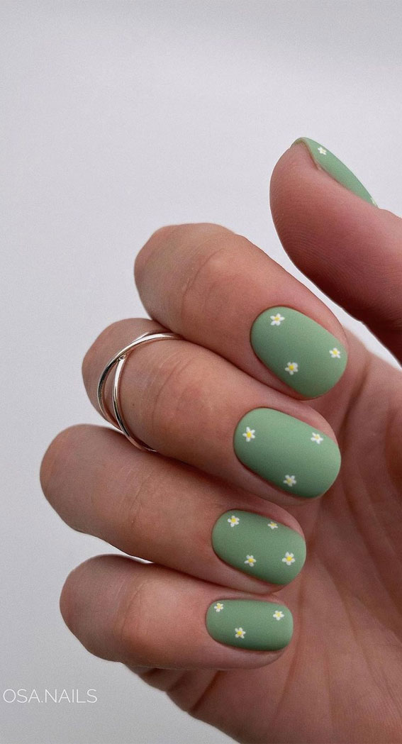 40 Trendy Flower Nail Designs That You Should Try : Daisy Matte Green Short Nails