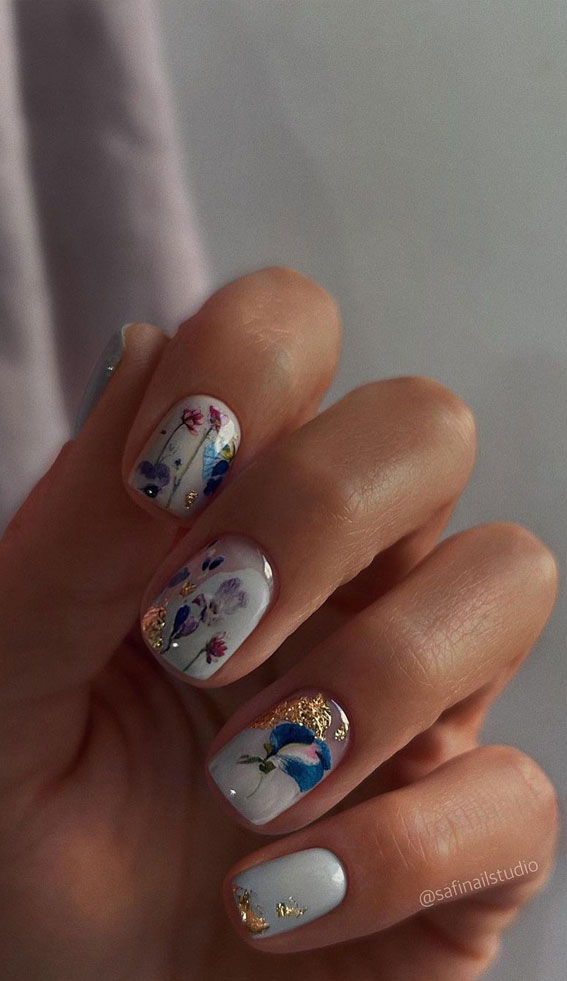 40 Trendy Flower Nail Designs That You Should Try : Flower & Gold Flake Short Nails