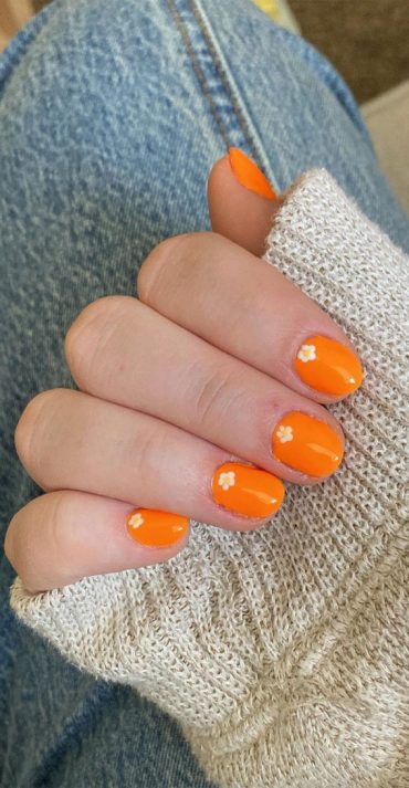 35 Cute Orange Nail Ideas To Rock in Summer : Orange Short Nails + Daisy