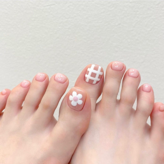 40 Eye-Catching Toe Nail Art Designs : White Daisy + Plaided Toe Nails