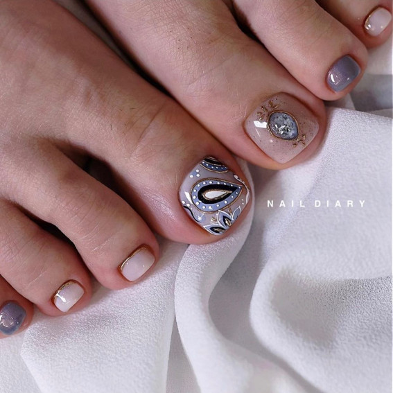 40 Eye-Catching Toe Nail Art Designs : Paisley Print + Gold Cuff Boho Toe Nails