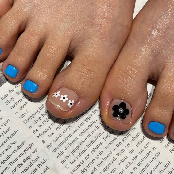 40 Eye-Catching Toe Nail Art Designs : Black and White Daisy Blue Toe Nails