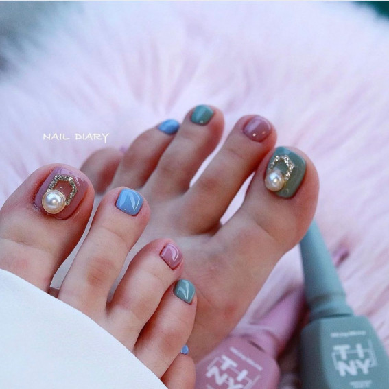 40 Eye-Catching Toe Nail Art Designs : Pearl + Different Colour Toe Nails