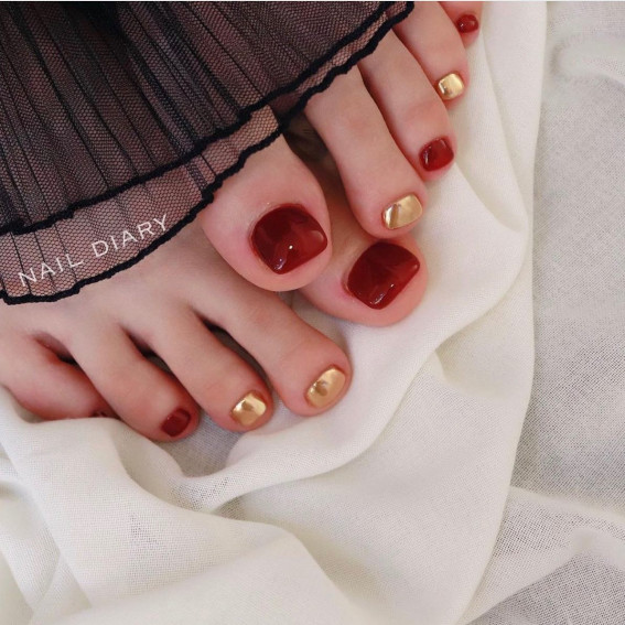 40 Eye-Catching Toe Nail Art Designs : Subtle Tortoise + Gold Toe Nails