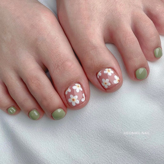 40 Eye-Catching Toe Nail Art Designs : Sage Green + Daisy Natural Toe Nails