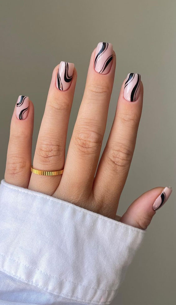32 Prettiest Autumn 2022 Nail Trends to Try Now : Black Swirl Short Nails