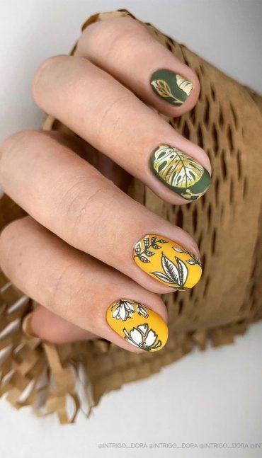 32 Prettiest Autumn 2022 Nail Trends to Try Now : Green and Mustard Nails