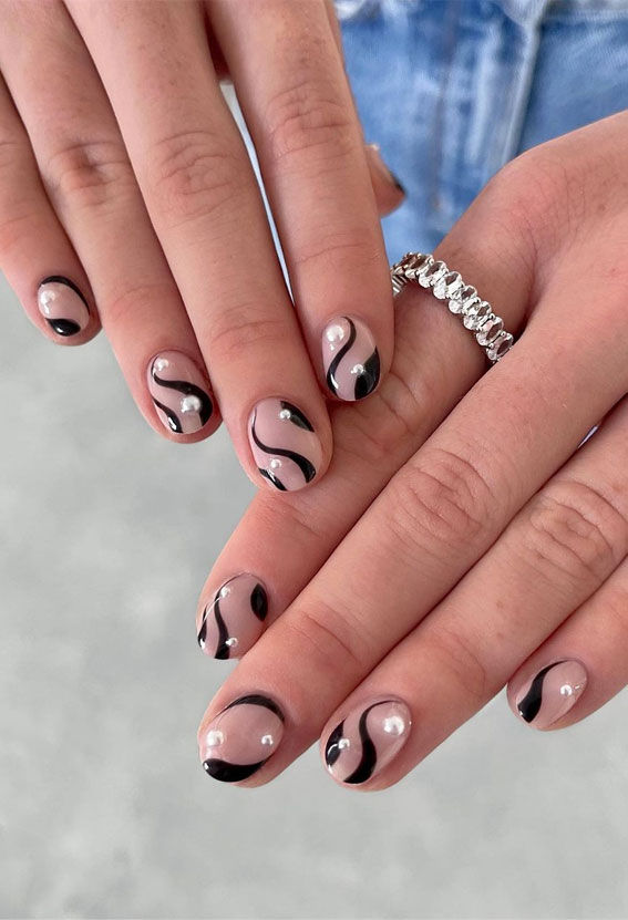 32 Prettiest Autumn 2022 Nail Trends to Try Now : Black Swirl + Pearl Nails