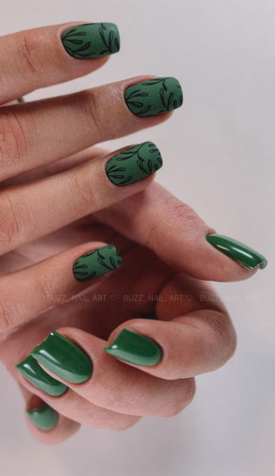32 Prettiest Autumn 2022 Nail Trends to Try Now : Dark Green Nail Art