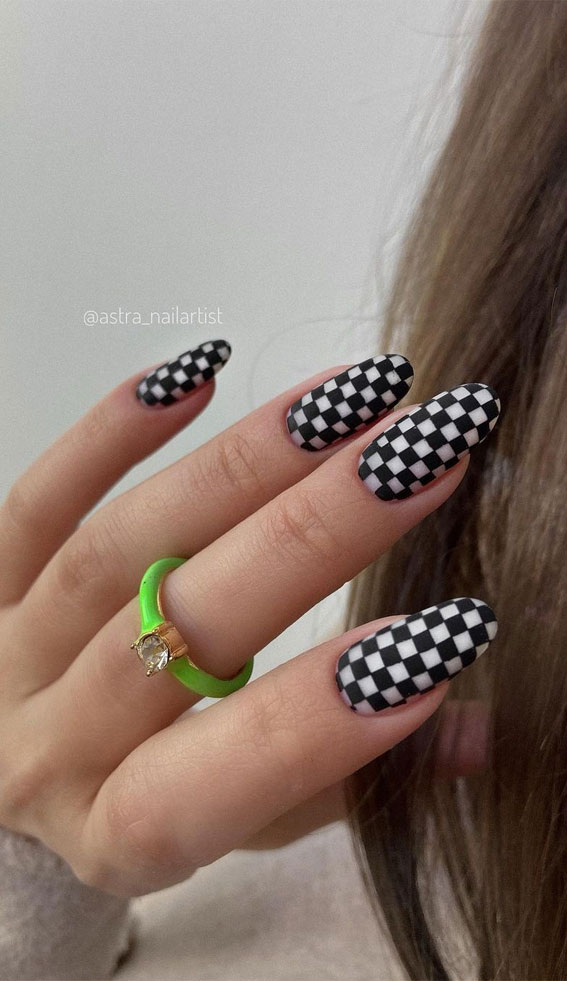 32 Prettiest Autumn 2022 Nail Trends to Try Now : Checker Board Nails