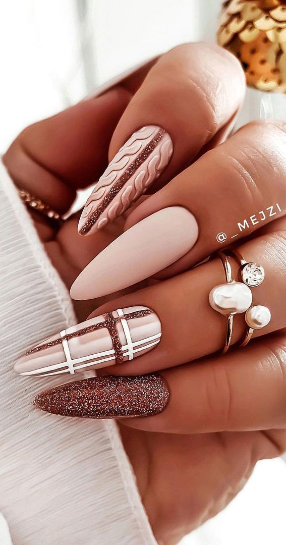 32 Prettiest Autumn 2022 Nail Trends to Try Now : Burberry + Sweater Autumn Nails