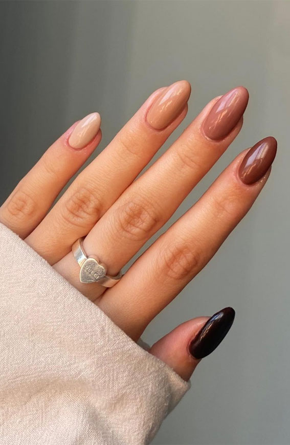 32 Prettiest Autumn 2022 Nail Trends to Try Now Gradient Neutral Nails