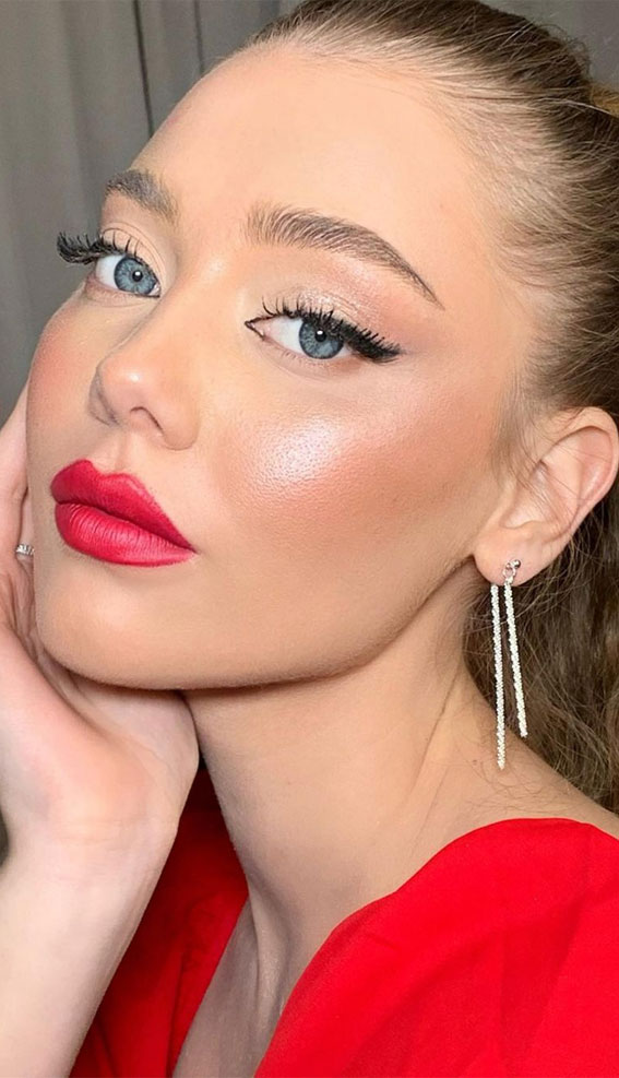 58 Stunning Makeup Ideas For Every Occasion :  Soft Eye Makeup for Blue Eyes + Red Lips