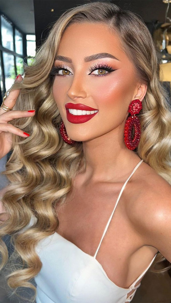 58 Stunning Makeup Ideas For Every Occasion : Soft Eyes + Bold Lips