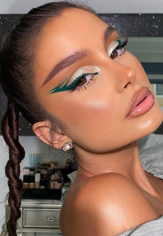 58 Stunning Makeup Ideas For Every Occasion : Gold with Green Wings