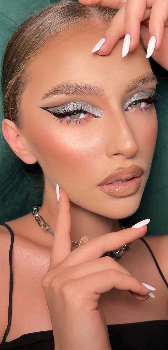 58 Stunning Makeup Ideas For Every Occasion : Glittery Makeup for Winter Holidays