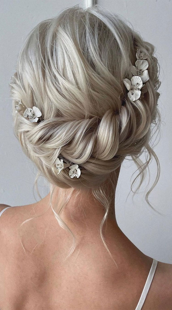 5 Wedding Hairstyles with Flowers as Inspiration