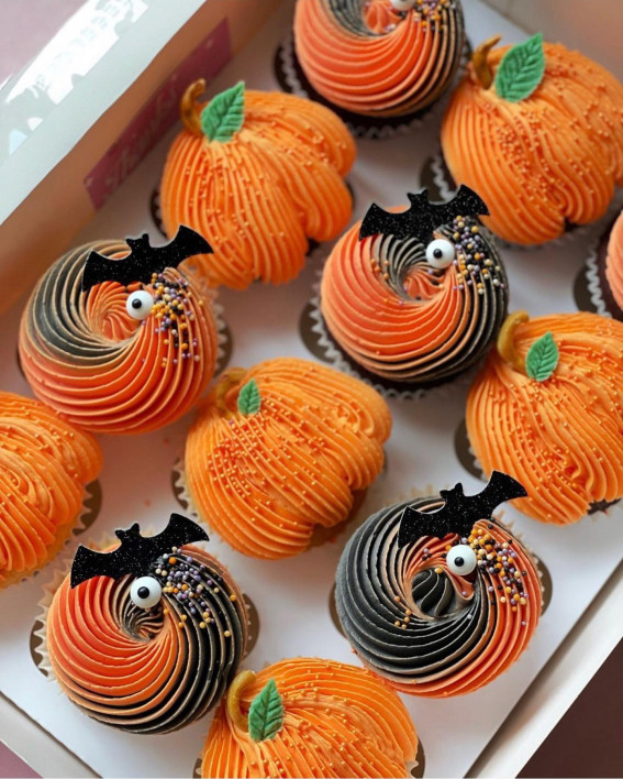 40+ Halloween Cupcake Ideas : Ombre Black & Orange Buttercream