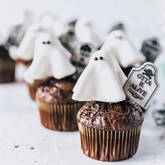 40+ Halloween Cupcake Ideas : Scary Floating Ghost Chocolate Cupcakes