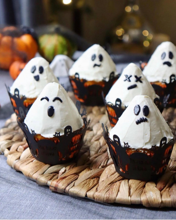 40+ Halloween Cupcake Ideas : Cute Ghost Cupcakes
