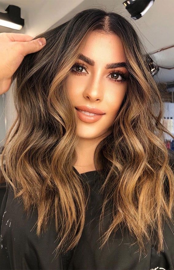 50 Fabulous Fall Hair Color Ideas For Autumn 2022 : Chocolate with Caramel Highlights