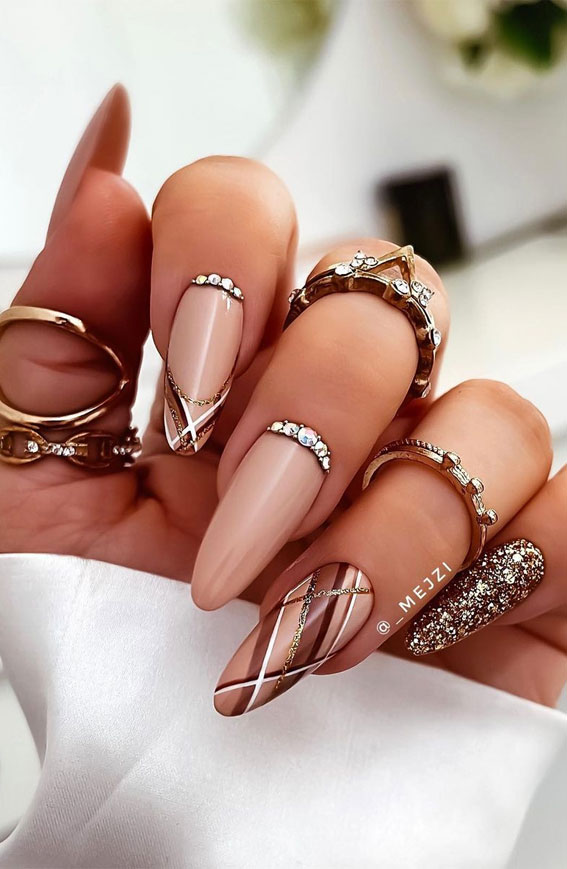 50 Gorgeous Fall Nails That’re Perfect For Thanksgiving : Brown and Glitter Plaid Glam Nails