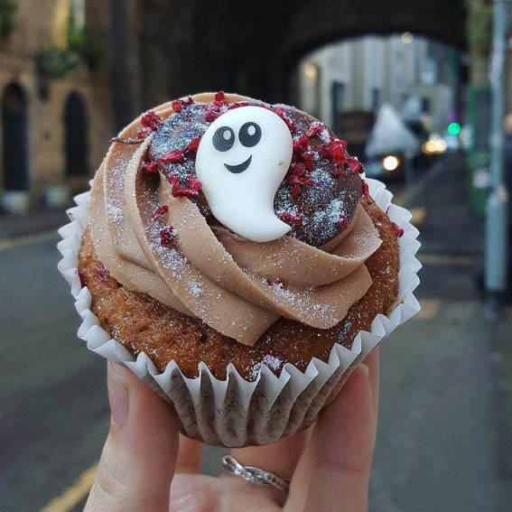 40+ Halloween Cupcake Ideas : Chocolate Cupcake + Sprinkle + Ghost