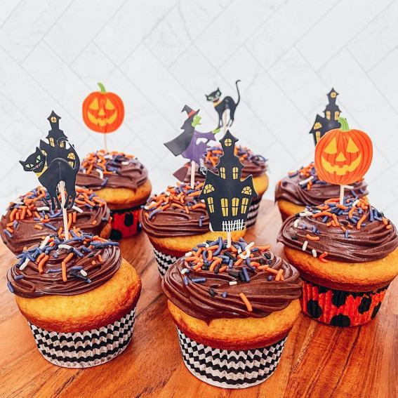 40+ Halloween Cupcake Ideas : Chocolate Buttercream Cupcakes