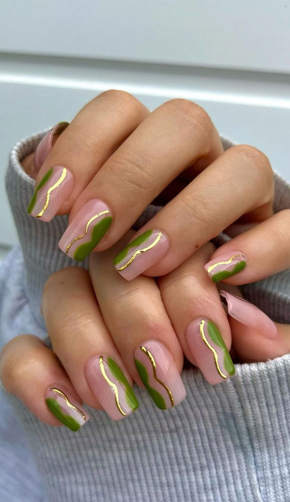50 Gorgeous Fall Nails That’re Perfect For Thanksgiving : Gold & Green Heart Side Nails