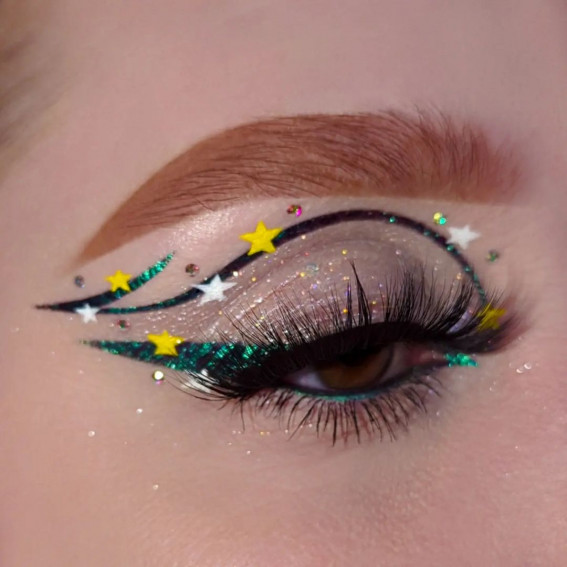 20+ Christmas & Holidays Makeup Ideas : Black and Green Graphic Line + Stars