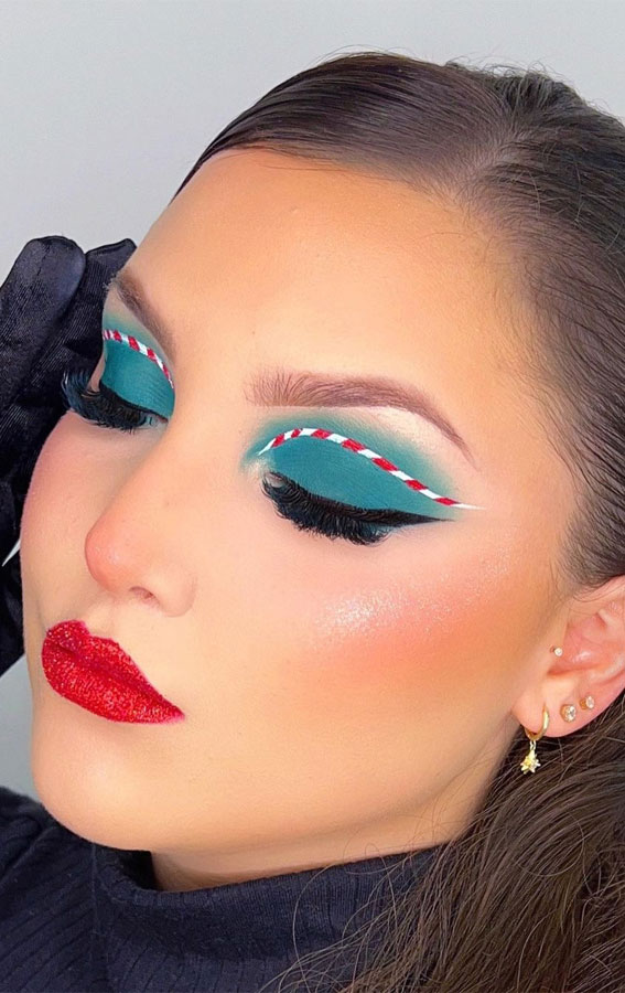 20+ Christmas & Holidays Makeup Ideas : Green Eyeshadow + Candy Cane