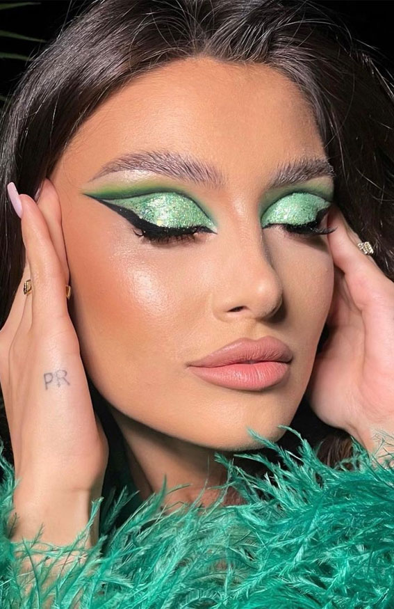 20+ Christmas & Holidays Makeup Ideas : Shimmery Green Eyeshadow
