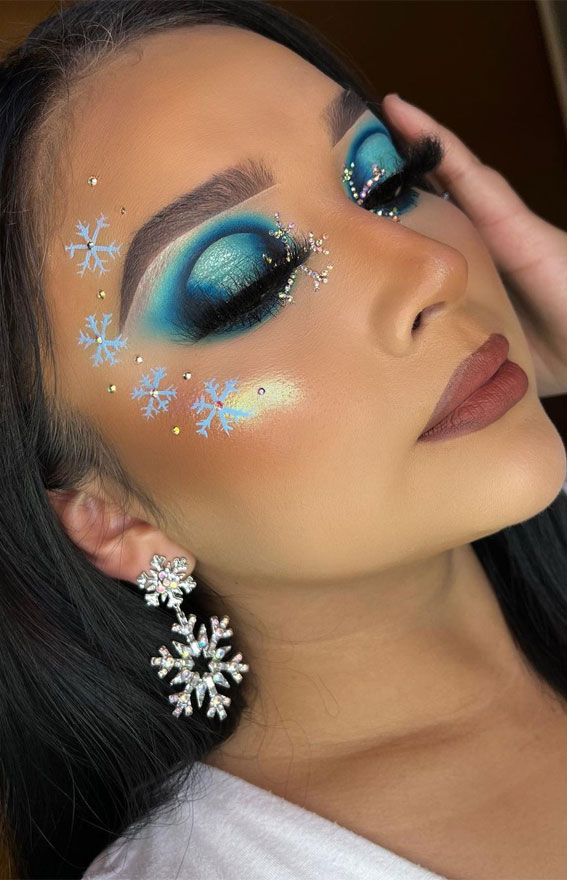 20+ Christmas & Holidays Makeup Ideas : Blue Eyeshadow + Snowflakes