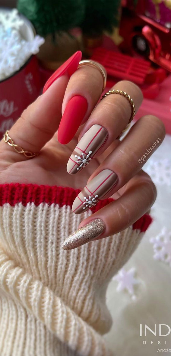 50 Best Holiday Nail Art Ideas & Designs : Glitter, Matte Red & Plaid Almond Nails
