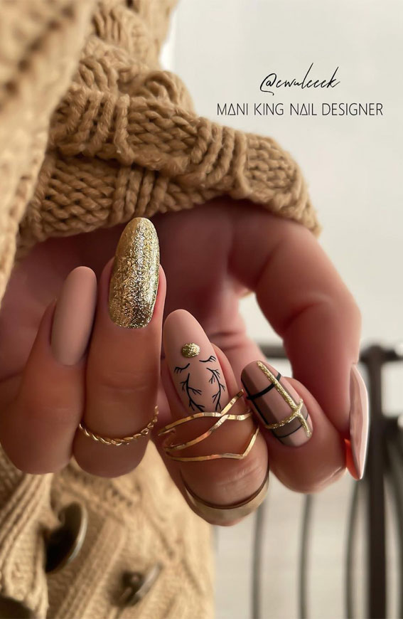 50+ Stylish Festive Nail Designs : Plaid & Reindeer Matte Nude Nails