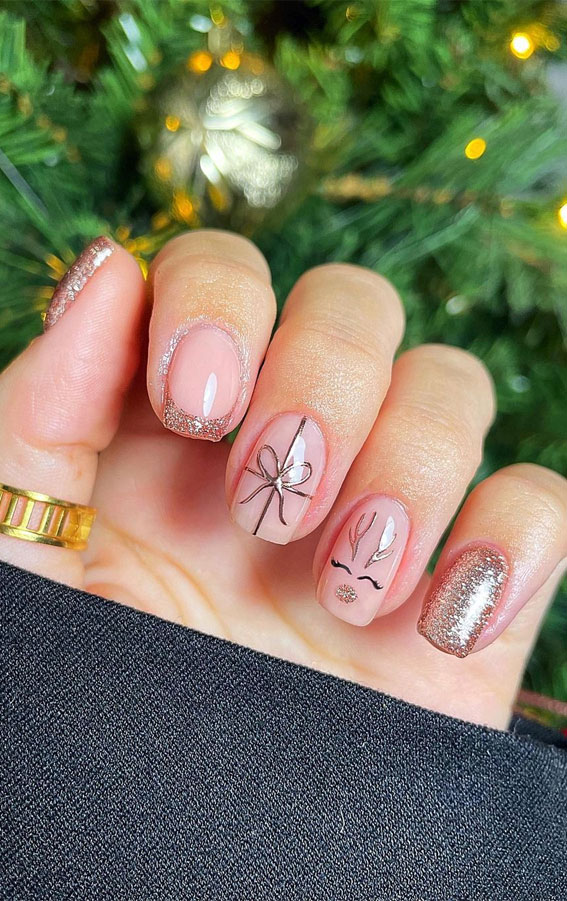 50+ Stylish Festive Nail Designs : Subtle Nails with Glitter Details