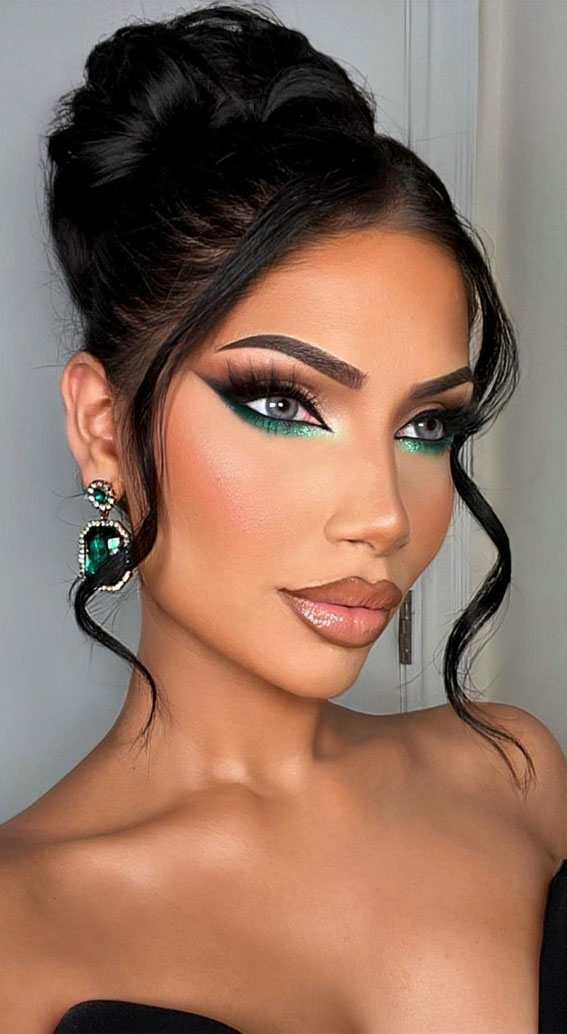20+ Christmas & Holidays Makeup Ideas : Green Eyes for Holiday Look