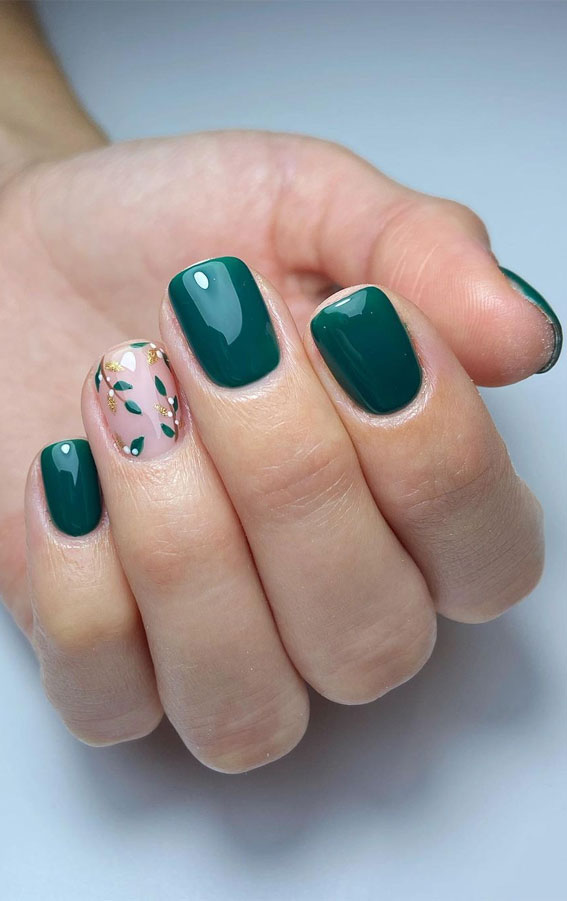 45 Beautiful Festive Nails To Merry The Season : Mistletoe + Green Nails