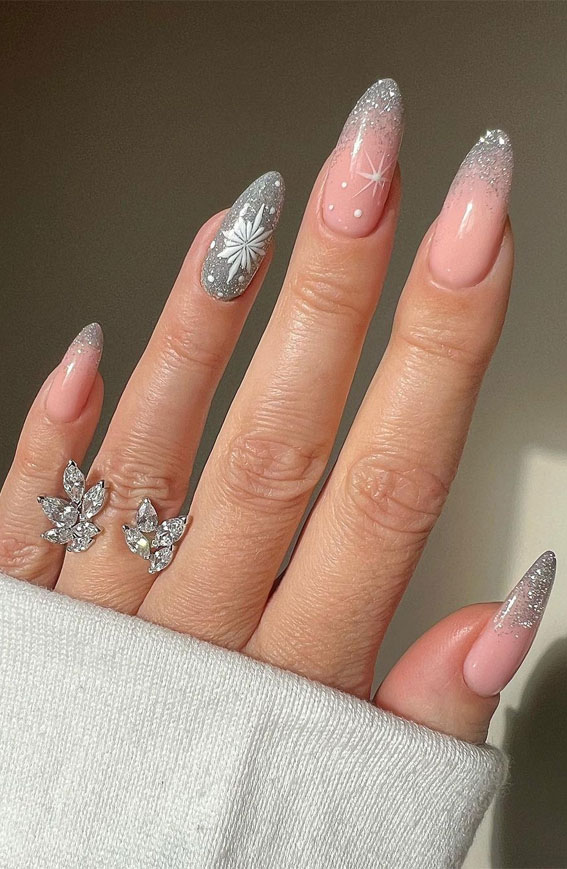 45 Beautiful Festive Nails To Merry The Season : Ombre Glitter + Starburst