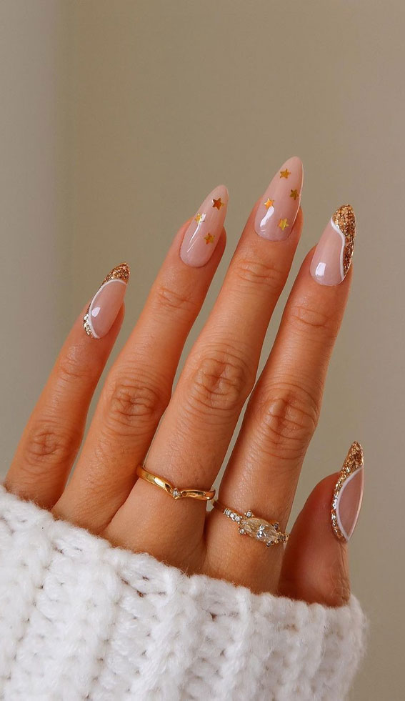 45 Beautiful Festive Nails To Merry The Season : Gold Star NYE Nails