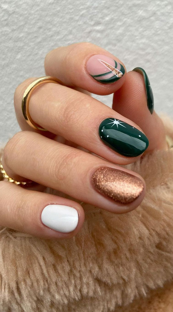 45 Beautiful Festive Nails To Merry The Season : Gold & Green Nails