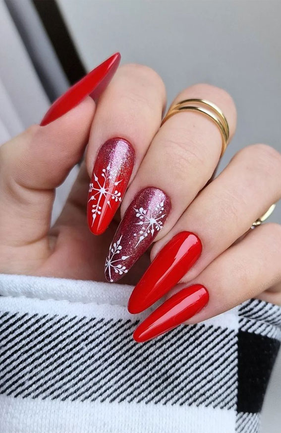 50+ Christmas & Holiday Nails For A Festive Look : Gradient Red Nails with Snowflake