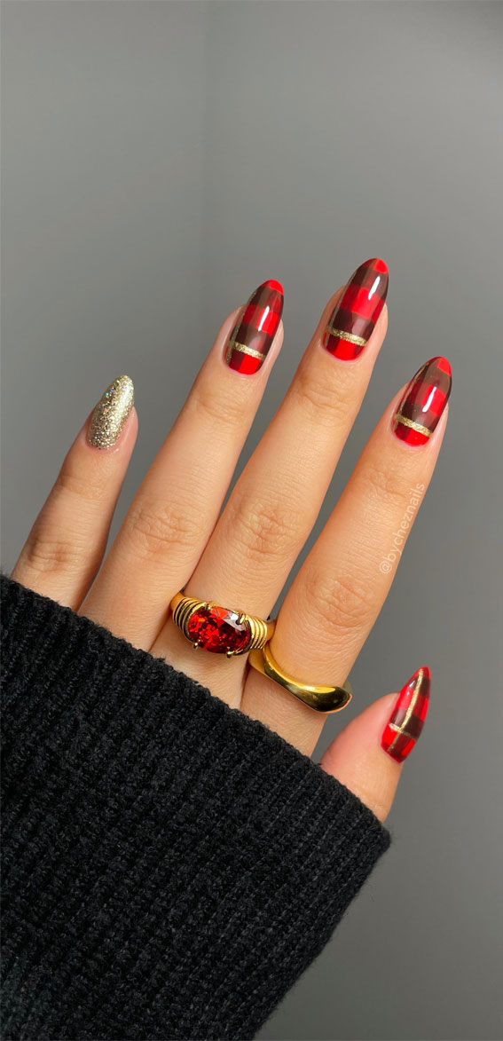 50+ Christmas & Holiday Nails For A Festive Look : Glitter Gold & Red Plaid Nails