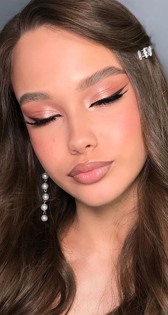 35 Best Prom Makeup Ideas : Soft Eyeshadow + Graphic Lines