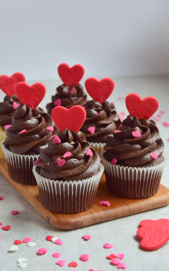 30+ Cute Valentine’s Day Cupcakes : Chocolate Swiss Meringue Buttercream