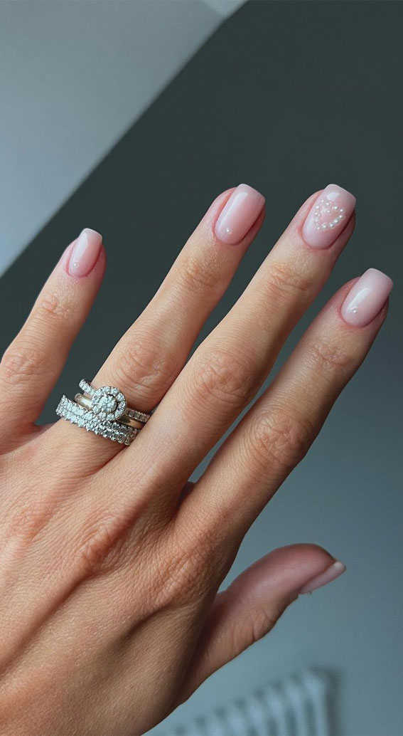 59 Cutest Valentine’s Day Nails To Wear Right Now : Minimalist Pearly Heart