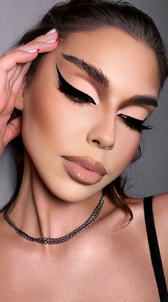 50+Makeup Looks To Make You Shine in 2023 : Matte Nude Cut Crease + Liner
