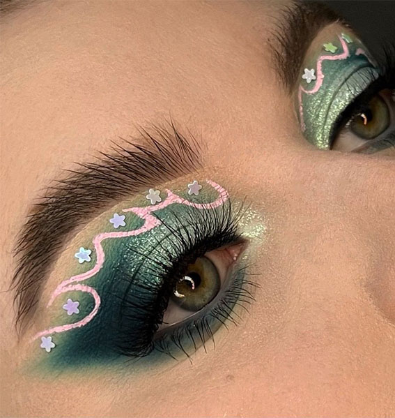 50+Makeup Looks To Make You Shine in 2023 : Dark Green + Flower