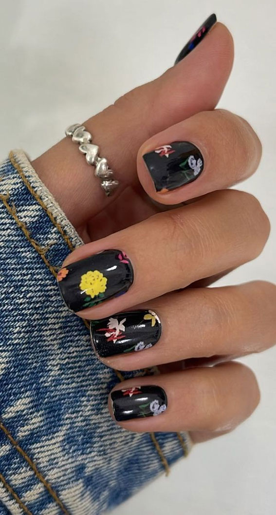45 Pretty Short Nails For Spring & Summer : Floral Accent Black Nails