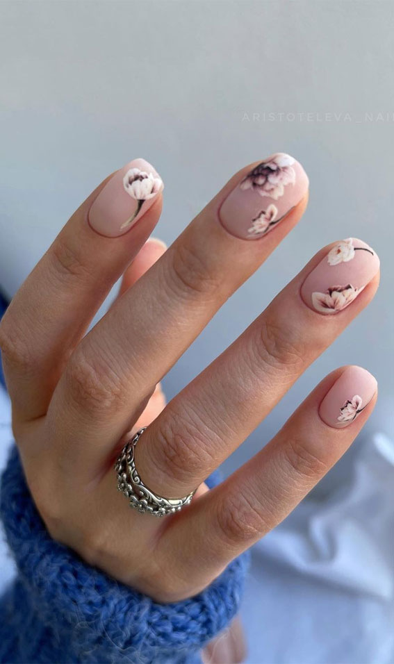 45 Pretty Short Nails For Spring & Summer : Floral Accent Nude Nails